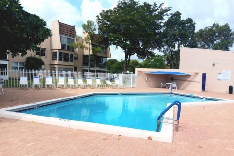 Condo in Tamarac, Florida, 2 bedrooms  № 1175140 - photo 4