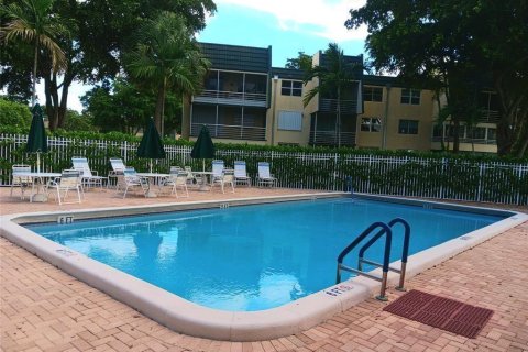 Condo in Tamarac, Florida, 2 bedrooms  № 1175140 - photo 7