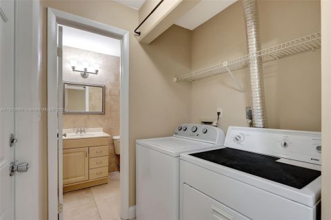 Townhouse in Pembroke Pines, Florida 3 bedrooms, 127.55 sq.m. № 1128312 - photo 10