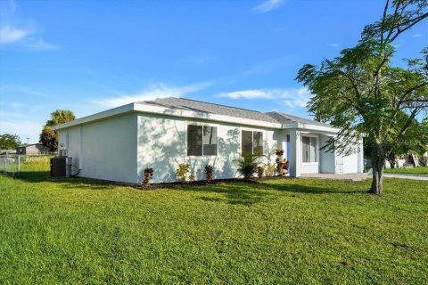 House in North Port, Florida 3 bedrooms, 109.16 sq.m. № 727285 - photo 3