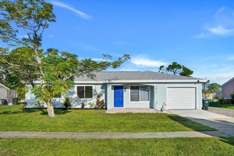 House in North Port, Florida 3 bedrooms, 109.16 sq.m. № 727285 - photo 1