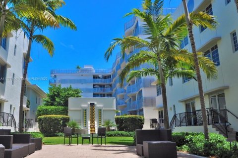 Condo in Miami Beach, Florida, 1 bedroom  № 276716 - photo 1