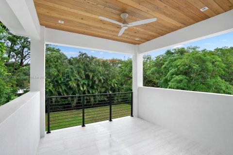 House in Biscayne Park, Florida 4 bedrooms, 281.59 sq.m. № 1310091 - photo 15