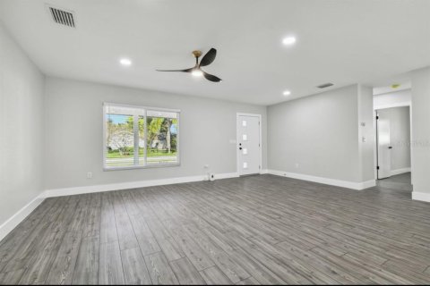 House in Tampa, Florida 4 bedrooms, 176.05 sq.m. № 1416809 - photo 5