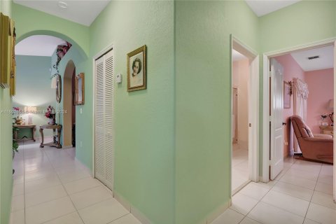 House in Miami Lakes, Florida 3 bedrooms, 189.06 sq.m. № 1221931 - photo 13
