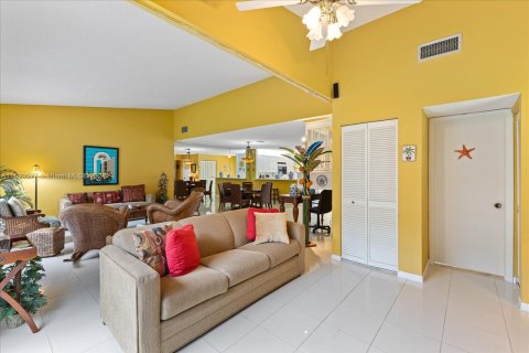 Townhouse in Doral, Florida 3 bedrooms, 168.06 sq.m. № 1221963 - photo 21