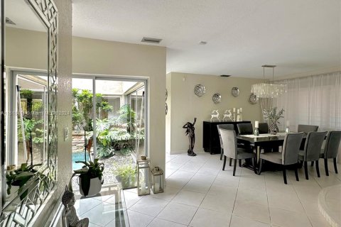 House in Miami, Florida 5 bedrooms, 265.33 sq.m. № 1280952 - photo 8