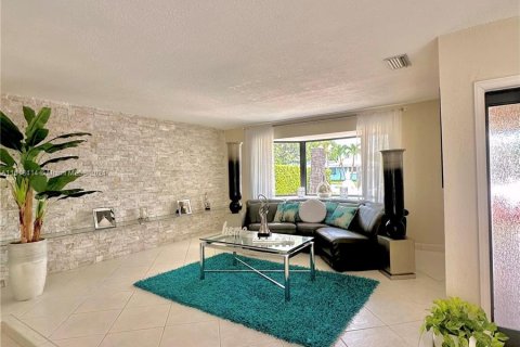 House in Miami, Florida 5 bedrooms, 265.33 sq.m. № 1280952 - photo 9