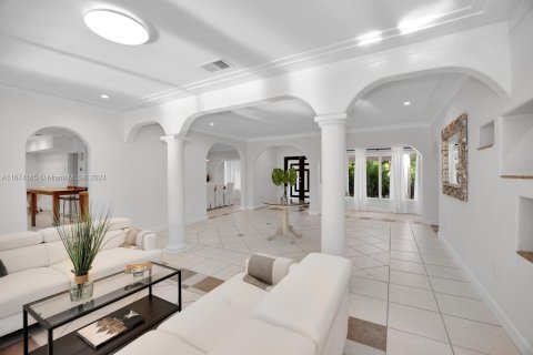 Casa en venta en Miami, Florida, 5 dormitorios, 475.57 m2 № 1410484 - foto 13