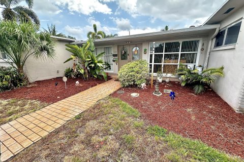House in Hollywood, Florida 4 bedrooms, 203.46 sq.m. № 1208215 - photo 8