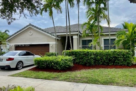 House in Weston, Florida 4 bedrooms № 1347590 - photo 1