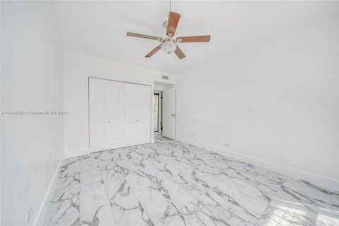 Condo in Miami Beach, Florida, 2 bedrooms  № 1347594 - photo 11