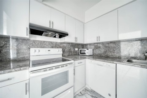 Condo in Miami Beach, Florida, 2 bedrooms  № 1347594 - photo 2