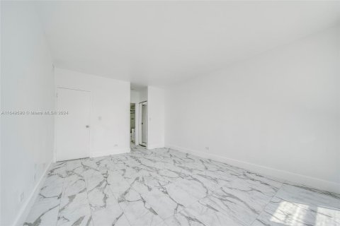 Condo in Miami Beach, Florida, 2 bedrooms  № 1347594 - photo 16