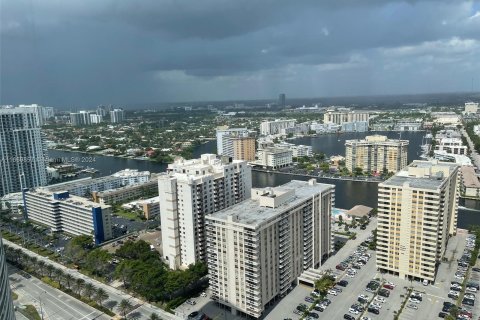 Condo in Hallandale Beach, Florida, 1 bedroom  № 1387722 - photo 2