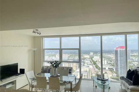 Condo in Hallandale Beach, Florida, 1 bedroom  № 1387722 - photo 11