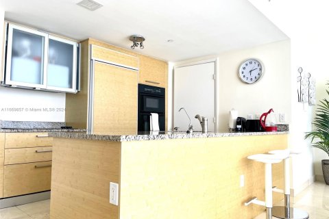 Condo in Hallandale Beach, Florida, 1 bedroom  № 1387722 - photo 12