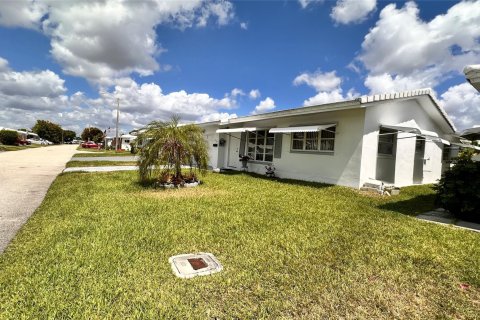 House in Tamarac, Florida 2 bedrooms, 82.13 sq.m. № 1231232 - photo 11