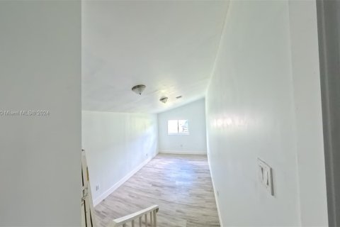 Casa en venta en Hialeah, Florida, 4 dormitorios, 127.74 m2 № 1316256 - foto 4