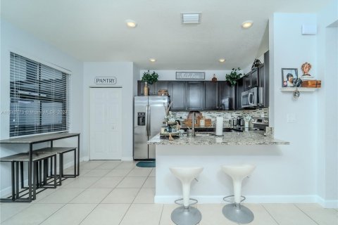 Adosado en venta en Hialeah, Florida, 4 dormitorios, 177.81 m2 № 1316255 - foto 8