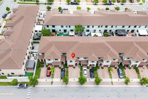 Adosado en venta en Hialeah, Florida, 4 dormitorios, 177.81 m2 № 1316255 - foto 4