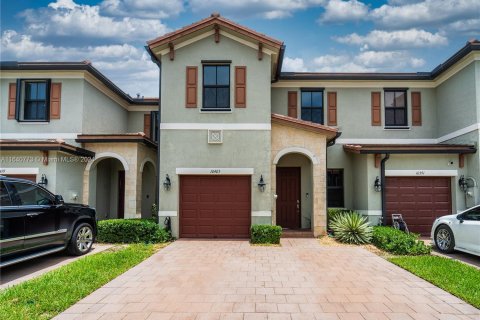 Townhouse in Hialeah, Florida 4 bedrooms, 177.81 sq.m. № 1316255 - photo 1