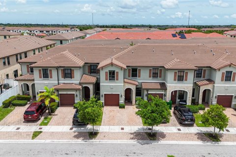 Townhouse in Hialeah, Florida 4 bedrooms, 177.81 sq.m. № 1316255 - photo 2