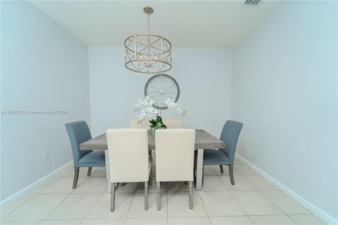 Adosado en venta en Hialeah, Florida, 4 dormitorios, 177.81 m2 № 1316255 - foto 9