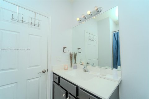 Adosado en venta en Hialeah, Florida, 4 dormitorios, 177.81 m2 № 1316255 - foto 14