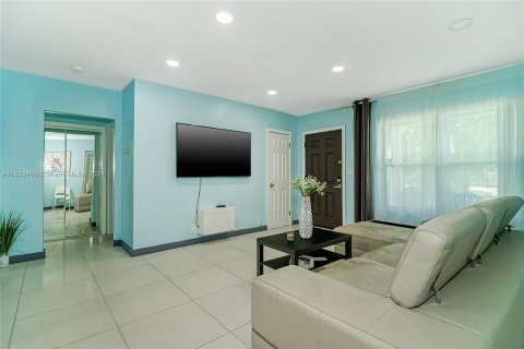 House in Hallandale Beach, Florida 4 bedrooms, 143.26 sq.m. № 1294262 - photo 10