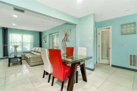 House in Hallandale Beach, Florida 4 bedrooms, 143.26 sq.m. № 1294262 - photo 7