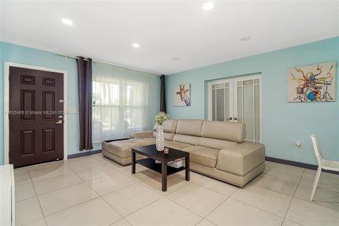 House in Hallandale Beach, Florida 4 bedrooms, 143.26 sq.m. № 1294262 - photo 11