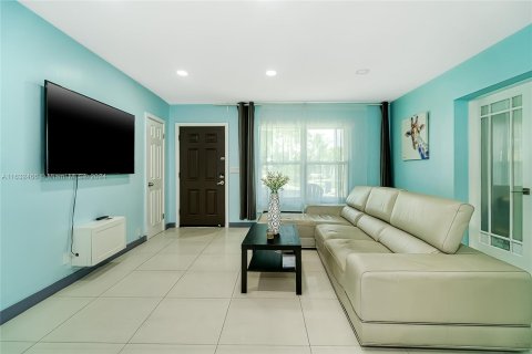 House in Hallandale Beach, Florida 4 bedrooms, 143.26 sq.m. № 1294262 - photo 9