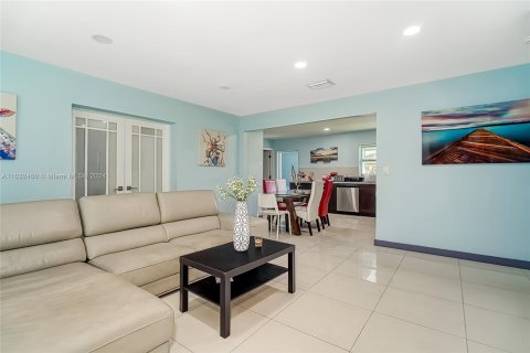 House in Hallandale Beach, Florida 4 bedrooms, 143.26 sq.m. № 1294262 - photo 8