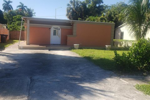 House in West Palm Beach, Florida 3 bedrooms, 127.93 sq.m. № 994372 - photo 2