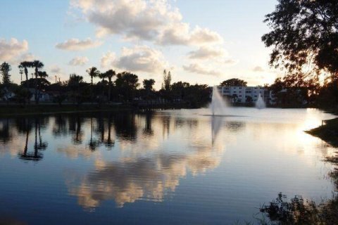 Condo in Palm Springs, Florida, 1 bedroom  № 994128 - photo 26