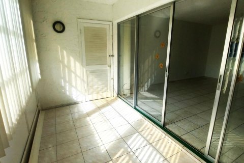 Condo in Palm Springs, Florida, 1 bedroom  № 994128 - photo 19