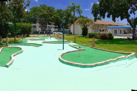 Condo in Palm Springs, Florida, 1 bedroom  № 994128 - photo 5