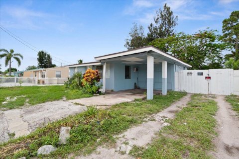 House in Lake Worth, Florida 4 bedrooms, 78.04 sq.m. № 1231455 - photo 16