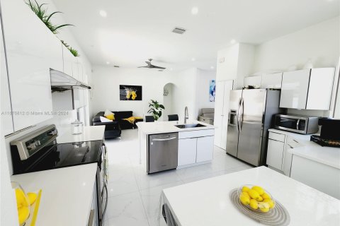 Casa en venta en Hialeah, Florida, 4 dormitorios, 197.32 m2 № 1401473 - foto 17