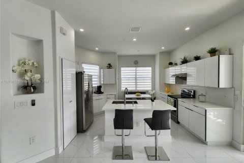 Casa en venta en Hialeah, Florida, 4 dormitorios, 197.32 m2 № 1401473 - foto 15