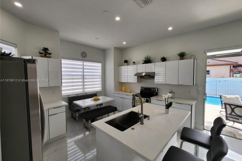 Casa en venta en Hialeah, Florida, 4 dormitorios, 197.32 m2 № 1401473 - foto 16