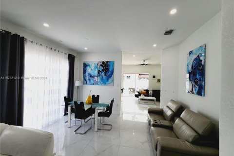 Casa en venta en Hialeah, Florida, 4 dormitorios, 197.32 m2 № 1401473 - foto 11