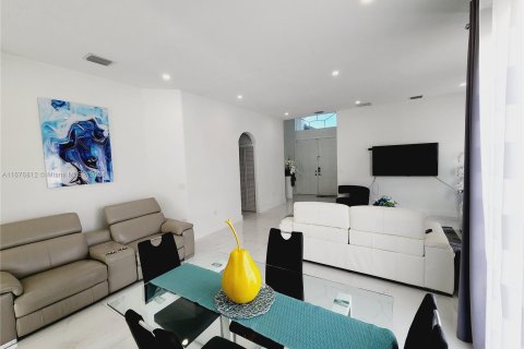 Casa en venta en Hialeah, Florida, 4 dormitorios, 197.32 m2 № 1401473 - foto 12