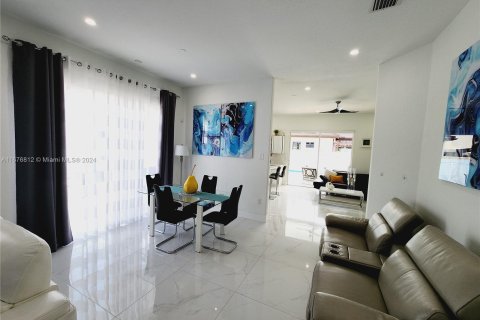 Casa en venta en Hialeah, Florida, 4 dormitorios, 197.32 m2 № 1401473 - foto 10