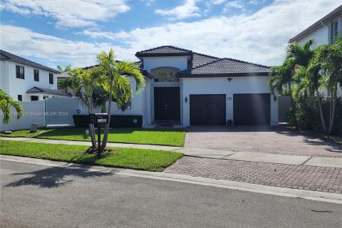 House in Hialeah, Florida 4 bedrooms, 197.32 sq.m. № 1401473 - photo 1