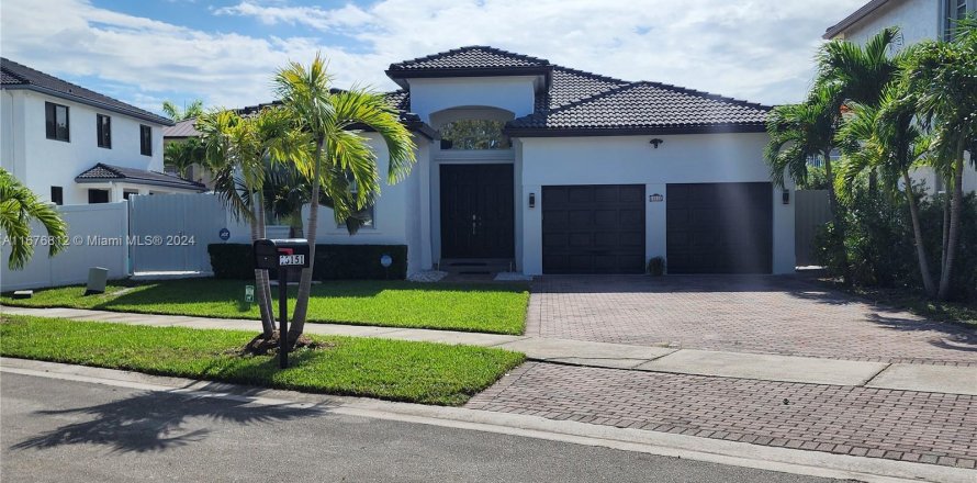 Villa ou maison à Hialeah, Floride 4 chambres, 197.32 m2 № 1401473