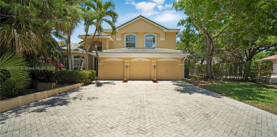 House in Coral Springs, Florida 4 bedrooms, 285.49 sq.m. № 1215293