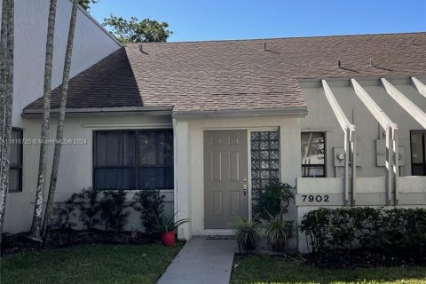 House in Plantation, Florida 2 bedrooms, 106.19 sq.m. № 1238274 - photo 1