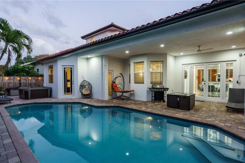 Casa en venta en Fort Lauderdale, Florida, 6 dormitorios, 340.86 m2 № 1238388 - foto 1